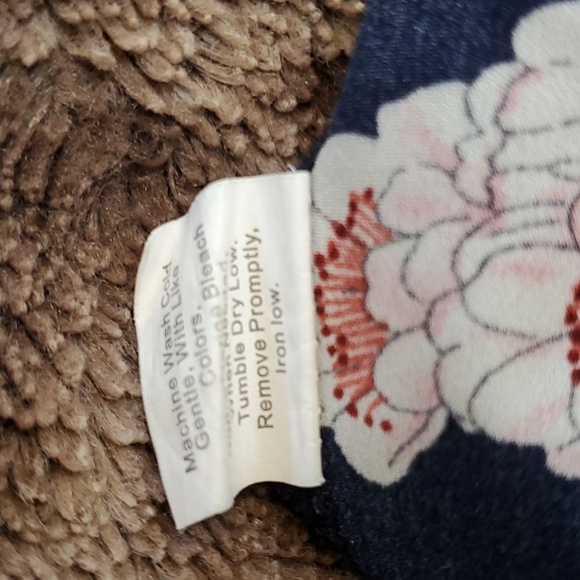 Blouse mock neck. - Picture 7 of 7